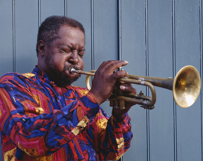 Trompettiste jouant des notes aiguës