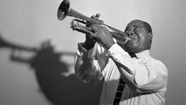 Trompettiste avec une expression tendue