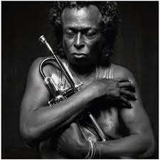 Miles Davis jouant du bebop